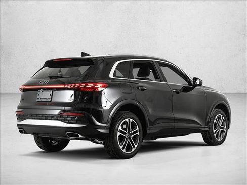 Used 2025 Audi Q5 Premium w/ Convenience Package image 5