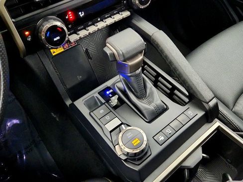 Used 2024 Toyota Tacoma Limited w/ Limited Package (LT) image 17