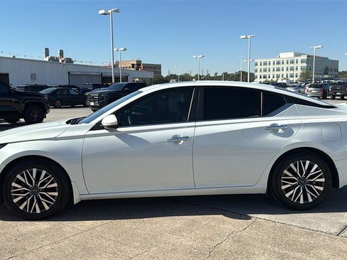 Used 2023 Nissan Altima 2.5 SV w/ SV Premium Package image 4