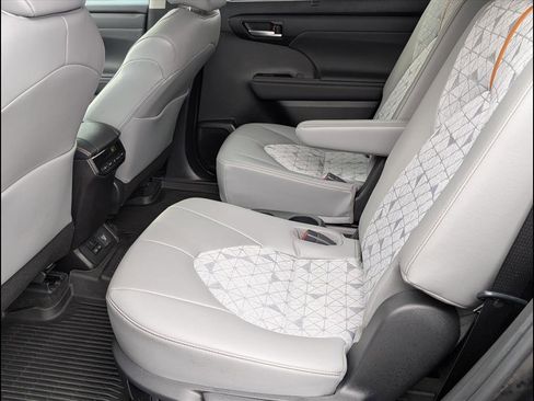 Used 2023 Toyota Highlander Bronze Edition image 15