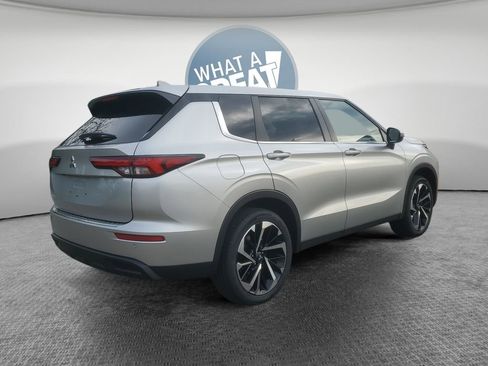 Used 2022 Mitsubishi Outlander ES FWD image 3