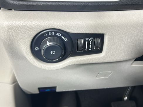 Used 2024 Chrysler Pacifica Touring-L FWD image 19
