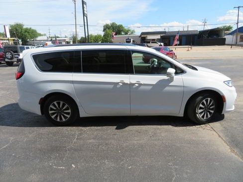 Used 2021 Chrysler Pacifica Touring-L w/ Uconnect Theater Family Group FWD image 4