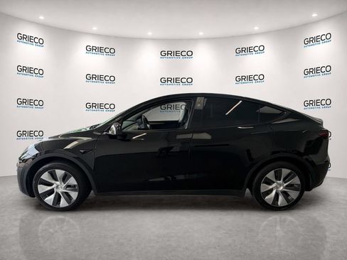 Used 2023 Tesla Model Y 2WD image 4
