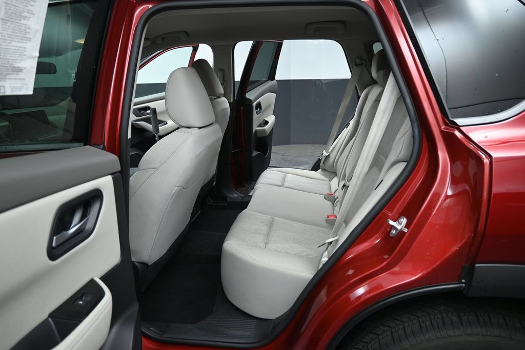 Used 2025 Nissan Rogue SV FWD image 20
