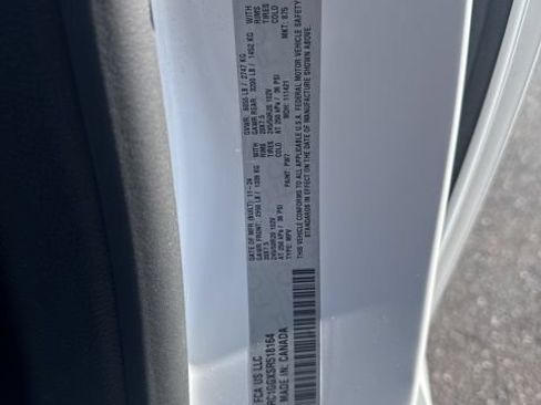 Used 2025 Chrysler Pacifica Limited FWD image 33