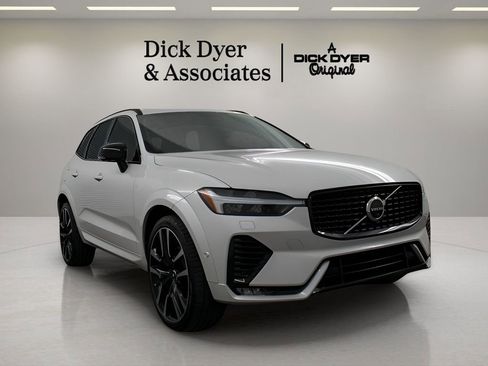 Certified 2023 Volvo XC60 B5 Ultimate w/ Climate Package image 18