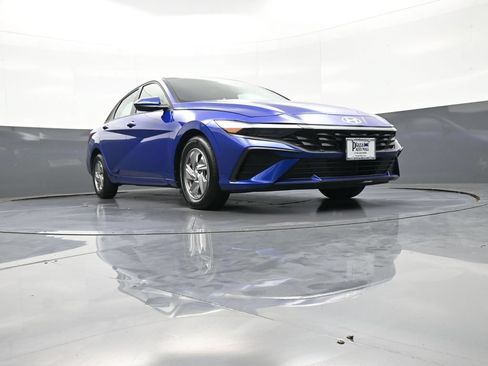 Certified 2025 Hyundai Elantra SE w/ Cargo Package FWD image 27