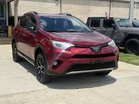 Used 2018 Toyota RAV4 SE AWD/4WD image 3