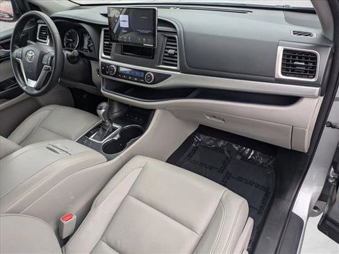 Used 2018 Toyota Highlander XLE image 23