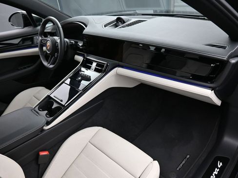 Certified 2024 Porsche Panamera 4 image 32