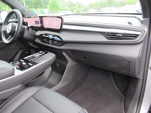Used 2025 Buick Enclave Preferred w/ Power Package FWD image 11
