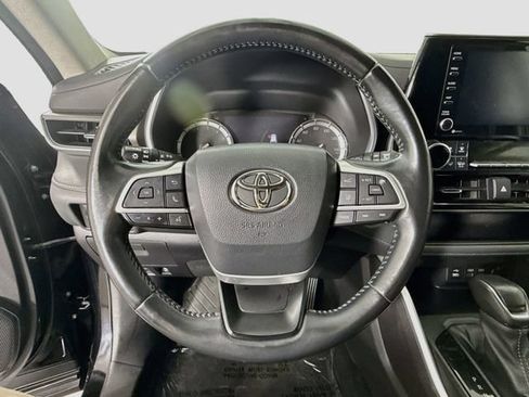 Used 2022 Toyota Highlander XLE FWD image 11