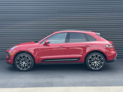 Certified 2024 Porsche Macan AWD/4WD image 2