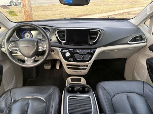 Used 2022 Chrysler Pacifica Touring-L image 13