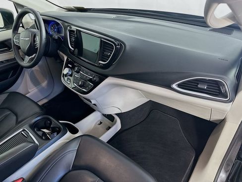 Used 2023 Chrysler Pacifica Touring-L FWD image 30