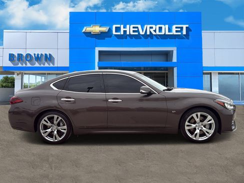 Used 2019 INFINITI Q70 Luxe w/ Sport Package image 2