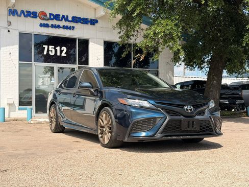 Used 2021 Toyota Camry SE FWD image 1