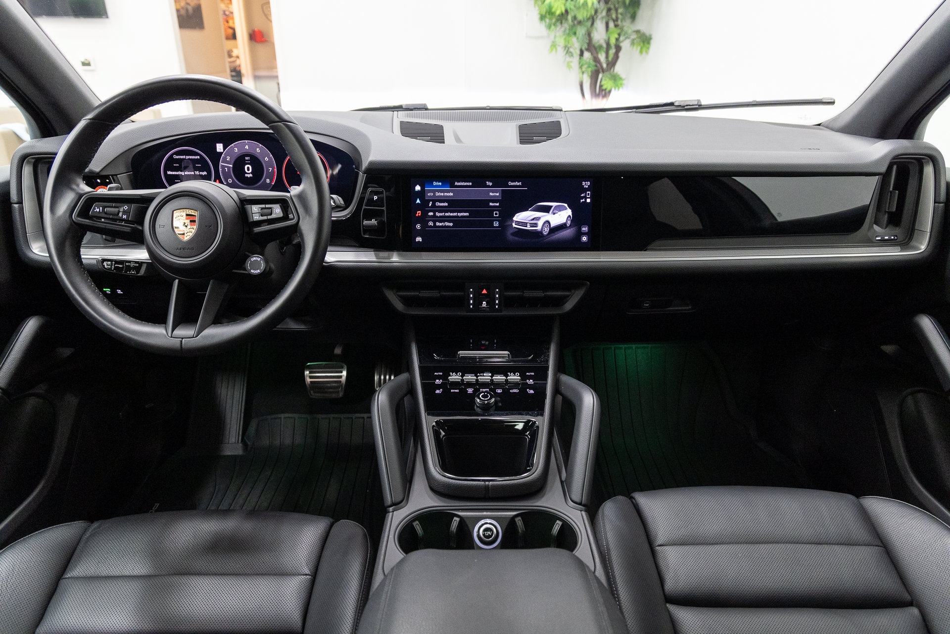 Used 2024 Porsche Cayenne S AWD/4WD image 5