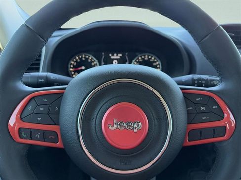 Used 2018 Jeep Renegade Latitude w/ Popular Equipment Group image 11