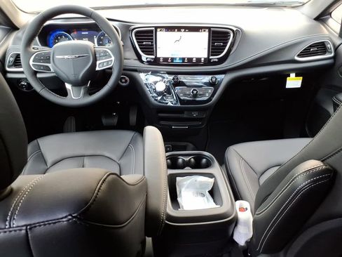 New 2026 Chrysler Pacifica Select image 10