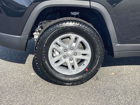 New 2025 Jeep Grand Cherokee Laredo image 12