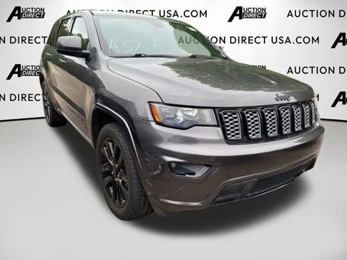 Used 2017 Jeep Grand Cherokee Altitude RWD image 3