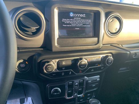 Used 2023 Jeep Gladiator Sport image 17