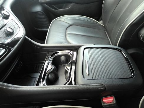 Used 2025 Chrysler Pacifica Limited FWD image 48
