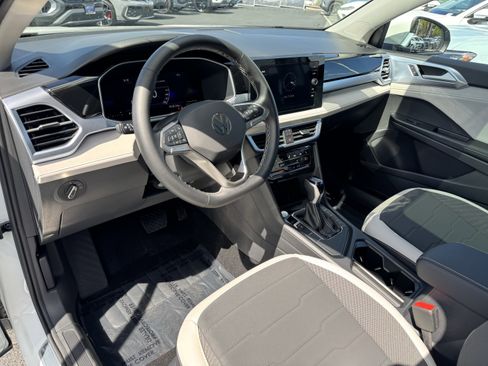 Used 2025 Volkswagen Taos SE FWD image 17