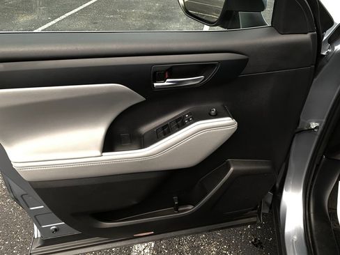 Used 2024 Toyota Highlander XLE AWD/4WD image 12