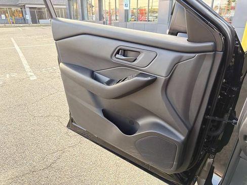 Used 2025 Nissan Rogue S AWD/4WD image 18