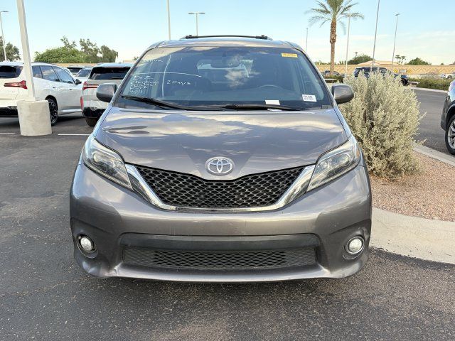 Used 2017 Toyota Sienna SE Premium FWD image 2