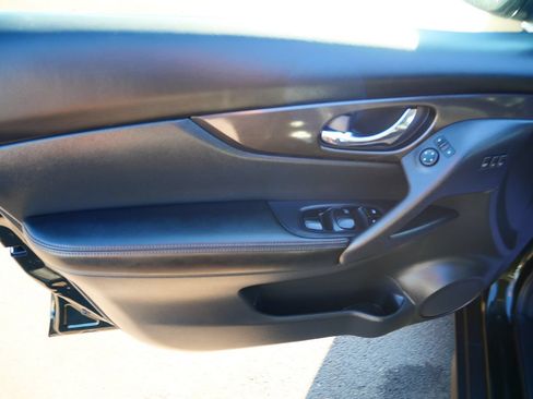 Used 2019 Nissan Rogue SV w/ Premium Package AWD/4WD image 16