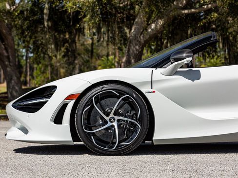 Used 2024 McLaren 750S Spider image 5