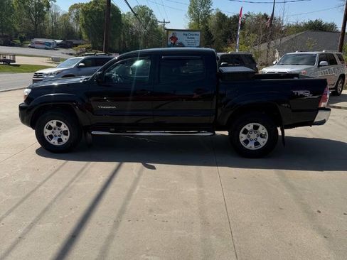 Used 2011 Toyota Tacoma 4x4 Double Cab w/ TRD Off-Road Pkg image 2