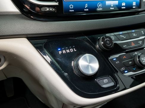 Used 2024 Chrysler Pacifica Touring-L image 22