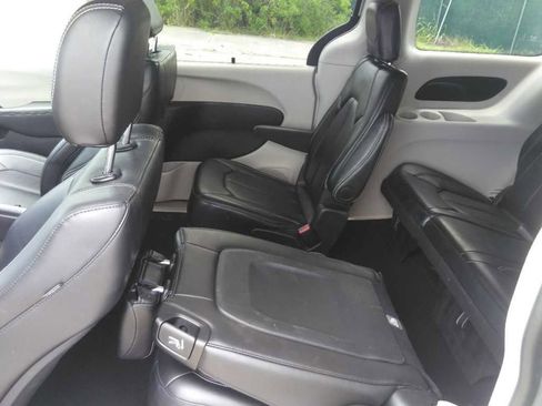 Certified 2024 Chrysler Pacifica Touring-L FWD image 9