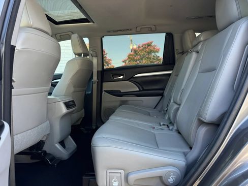 Used 2017 Toyota Highlander XLE FWD image 18