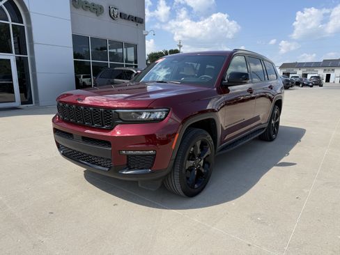 Used 2025 Jeep Grand Cherokee L Limited w/ Black Appearance Package AWD/4WD image 36