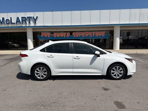 Used 2022 Toyota Corolla LE FWD image 3