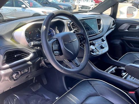 Used 2022 Chrysler Pacifica Limited w/ Uconnect Theater Family Group FWD image 9
