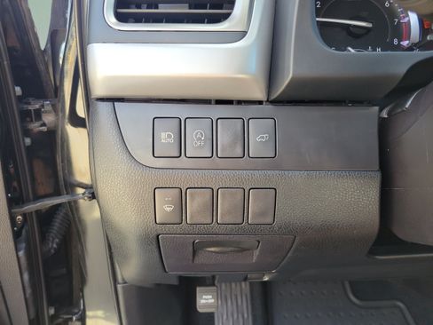Used 2019 Toyota Highlander SE FWD image 11