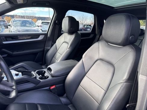 Used 2024 Porsche Cayenne w/ Premium Package image 20