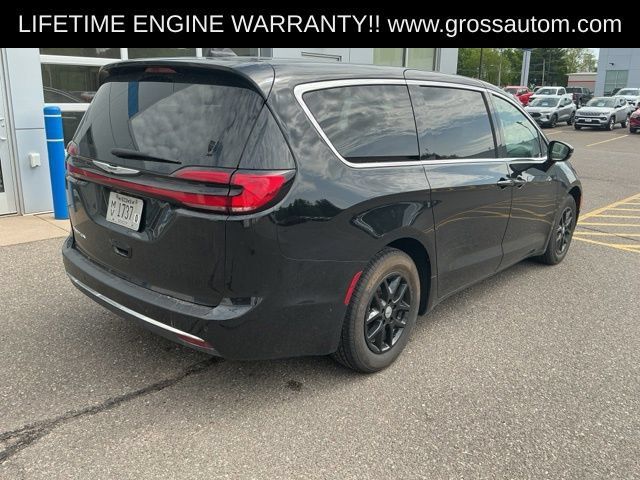 Used 2024 Chrysler Pacifica Touring-L FWD image 7