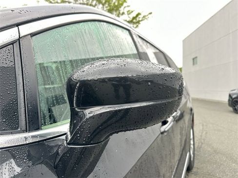 Used 2020 Chrysler Pacifica Touring-L image 10