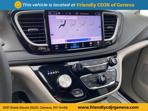 Used 2023 Chrysler Pacifica Touring-L image 15