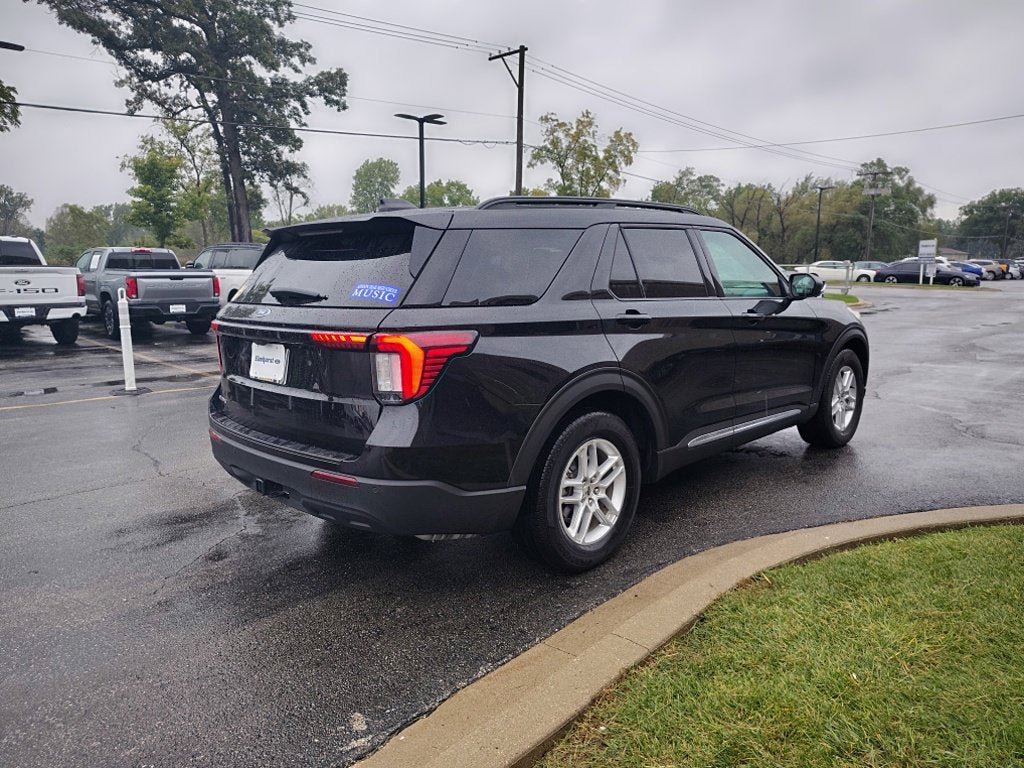 Used 2025 Ford Explorer Active RWD image 3