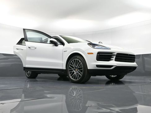 Certified 2022 Porsche Cayenne E-Hybrid Coupe AWD/4WD image 39