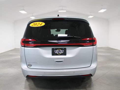 Used 2024 Chrysler Pacifica Touring-L FWD image 8